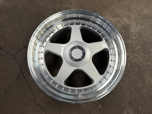 New 18X9.5 ET35 OZ Futura Classic Design Rim (4 wheel) Gloss Silver 5X114.3
