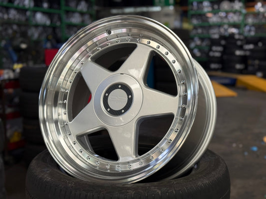 New 17X8.5 ET32 OZ Futura Classic Design Rim (4 wheel) Gloss Silver 5X112