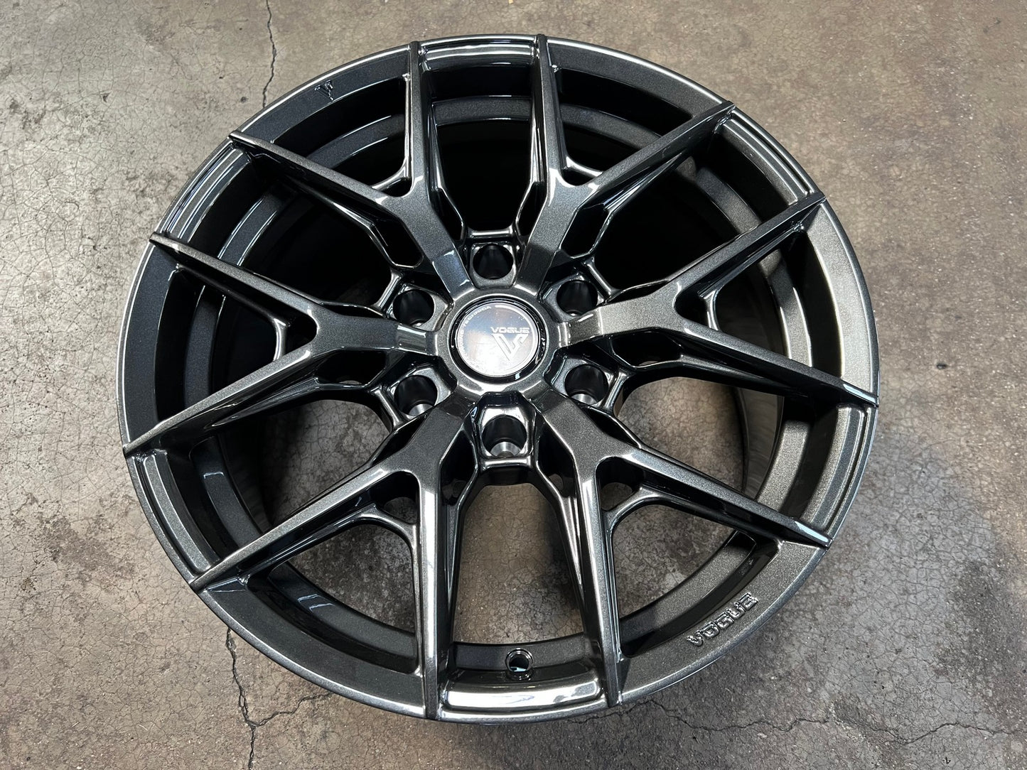 New 18X9 ET15 Vogue F02 Rim (4 wheel) Gloss Gunmetal 6X139.7