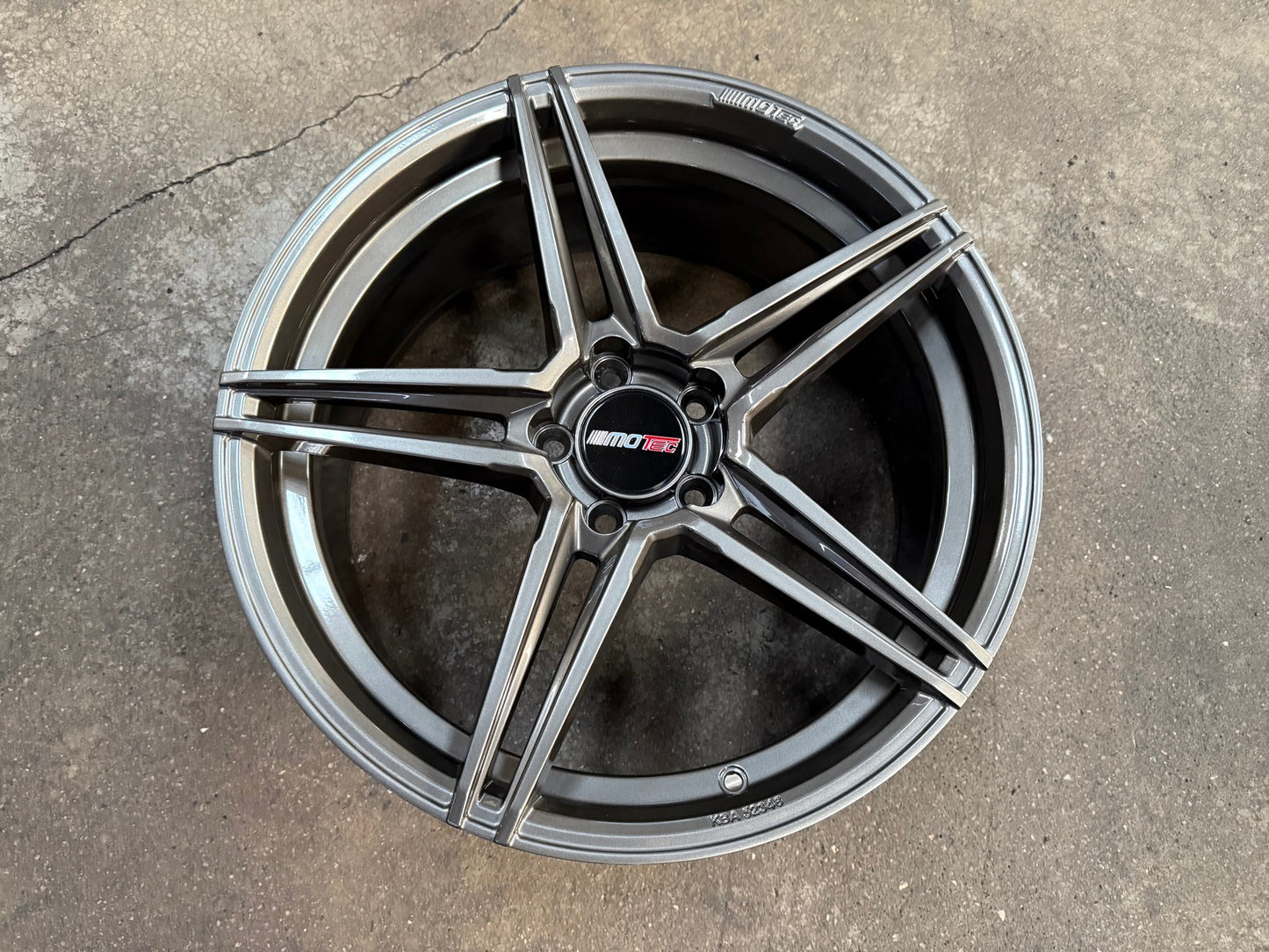 New 19X8.5 ET43 Motec MCT1 Rim (4 wheel) Gloss Gunmetal 5X112