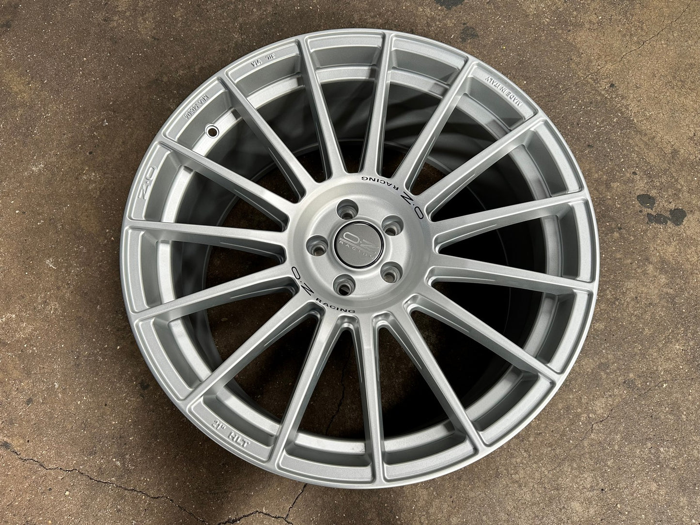 New 21X10.5 ET28 OZ Racing Superturismo Rim (4 wheel) Matt Silver 5X112