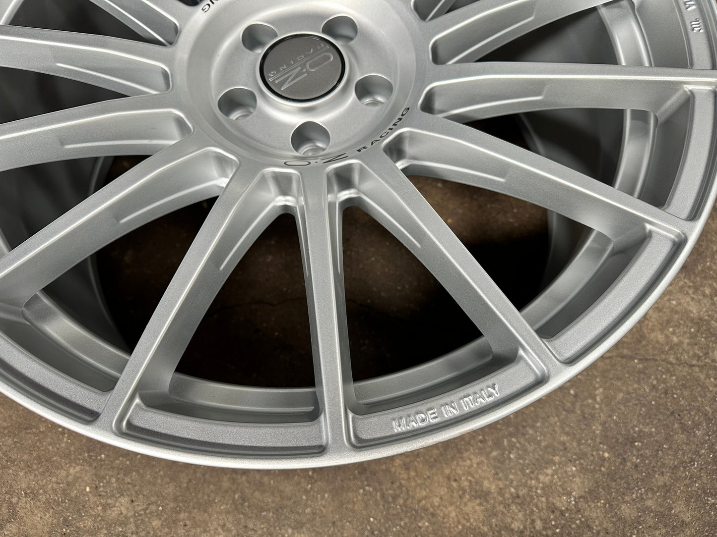 New 21X10.5 ET28 OZ Racing Superturismo Rim (4 wheel) Matt Silver 5X112