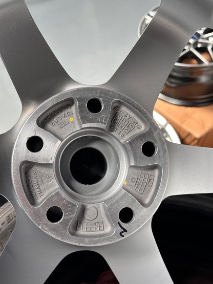 NEW 18X8.5 ET35 Lenso Venom VNT Flow Formed Rim Silver & Pad Gray 5X114.3