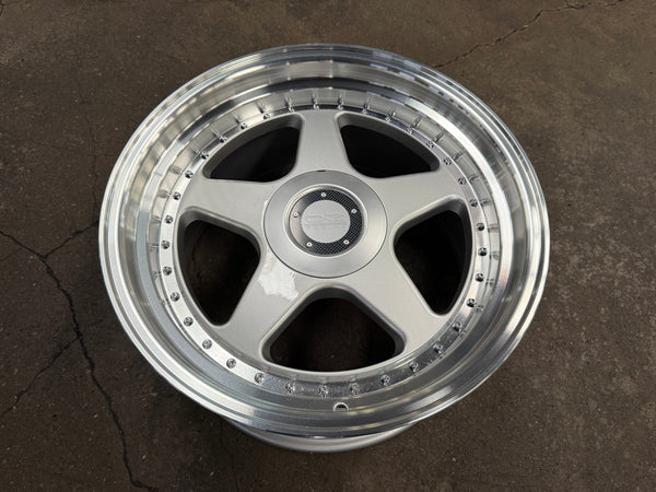 New 18X9.5 ET35 OZ Futura Classic Design Rim (4 wheel) Gloss Silver 5X114.3
