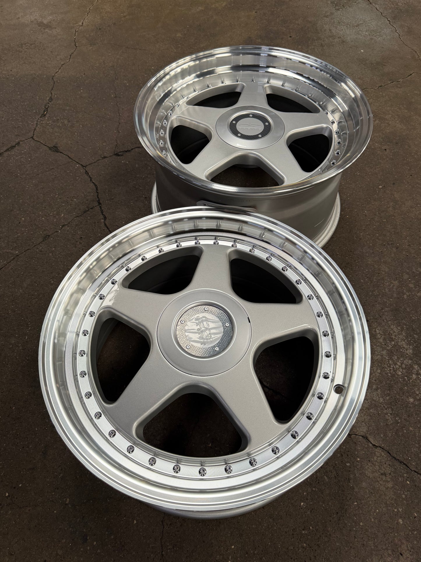 New 18x8 ET32 18x9.5 ET35 OZ Futura Classic (4 wheels) Silver 5X112