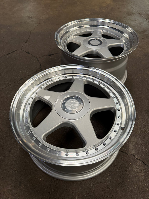 New 18x8 ET32 18x9.5 ET35 OZ Futura Classic (4 wheels) Silver 5X112