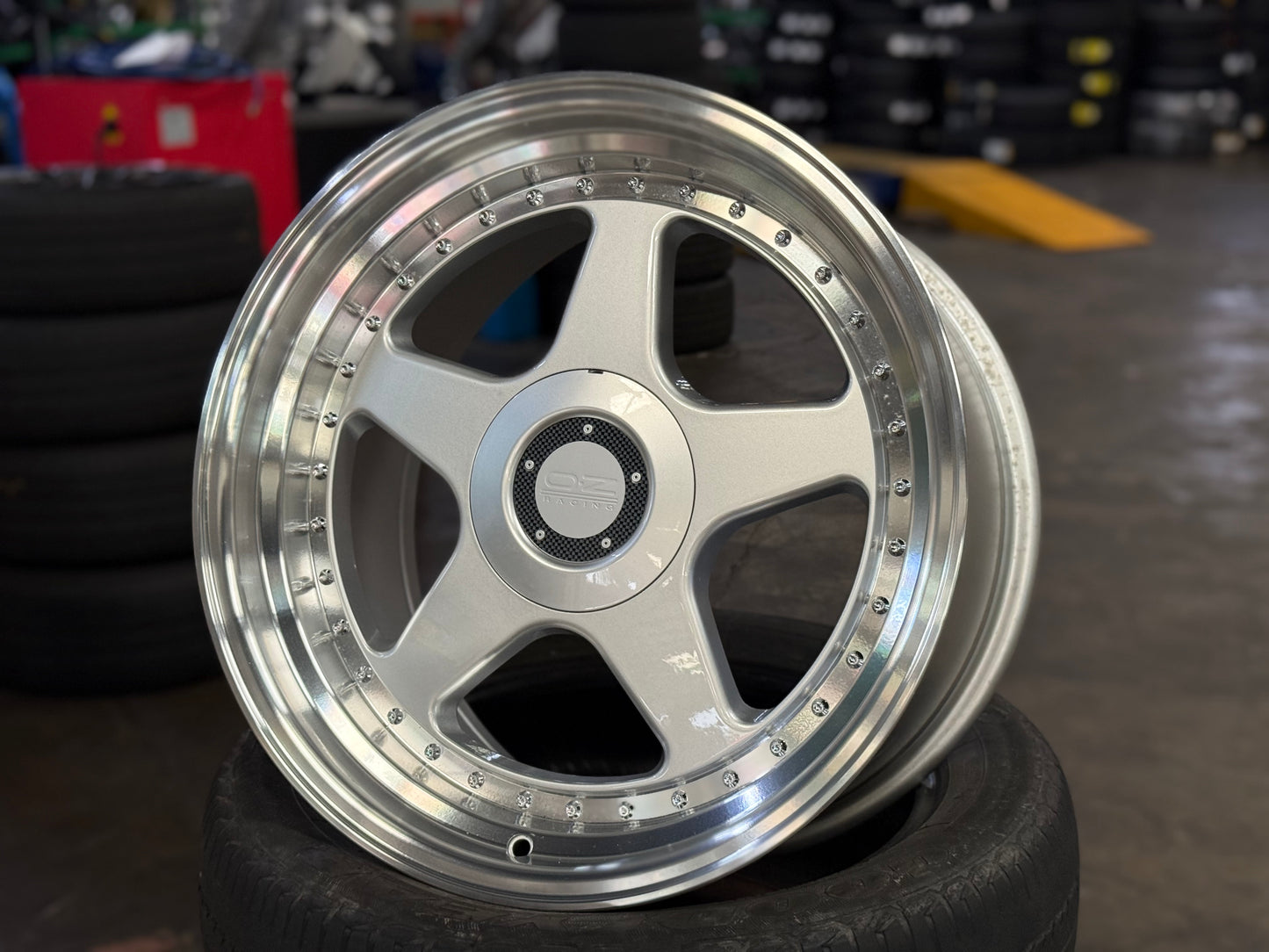 New 18x8 ET32 18x9.5 ET35 OZ Futura Classic (4 wheels) Silver 5X112