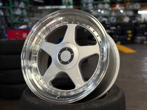 New 18X9.5 ET35 OZ Futura Classic Design Rim (4 wheel) Gloss Silver 5X114.3