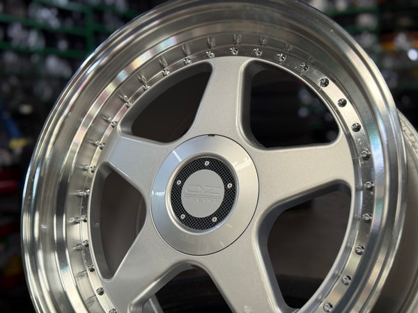 New 18X9.5 ET35 OZ Futura Classic Design Rim (4 wheel) Gloss Silver 5X114.3