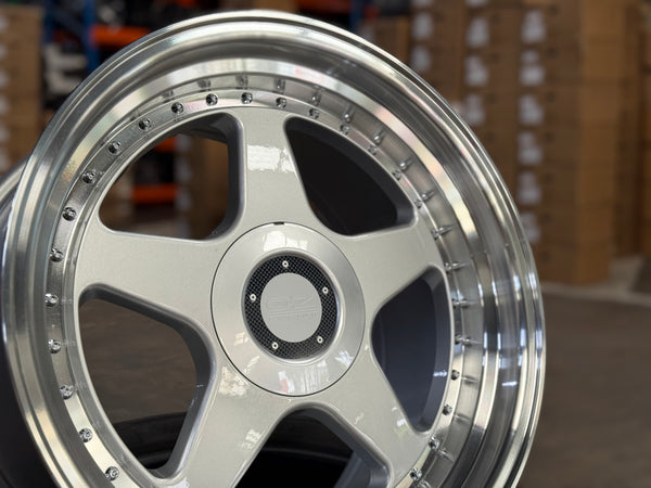 New 18x8 ET32 18x9.5 ET35 OZ Futura Classic (4 wheels) Silver 5X112