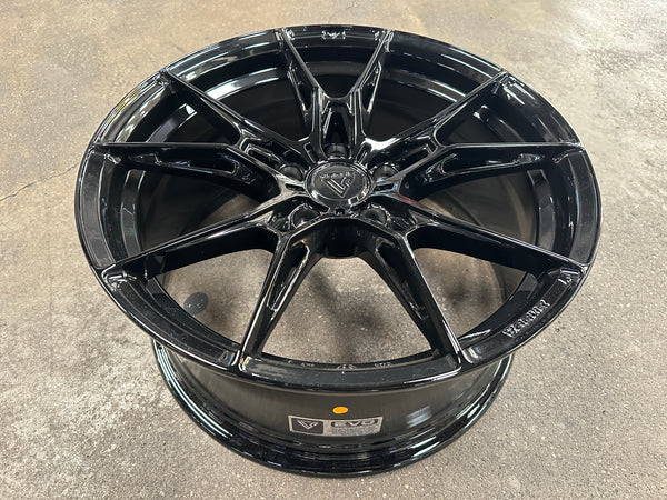 NEW 18X8.5 ET35 Vogue F22 Rim (4 wheel) Gloss Black 5X114.3