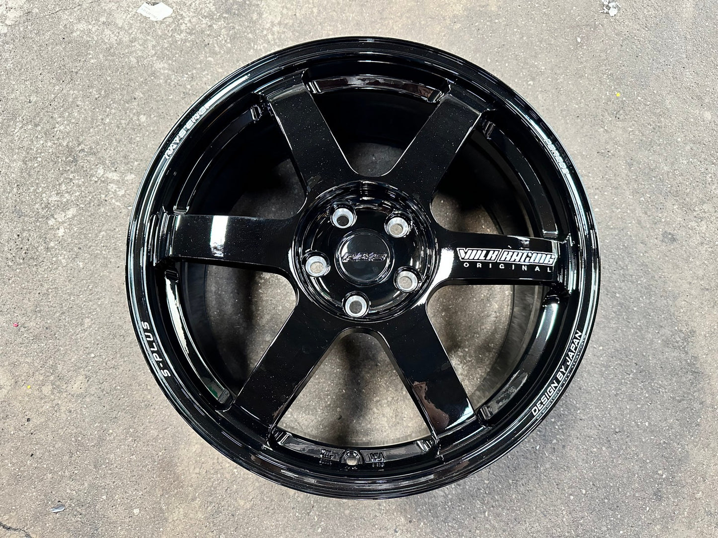 New 18X8.5 ET42 AOW Flow Formed TE37 SAGA Rim (4 wheel) Gloss Black 5X112