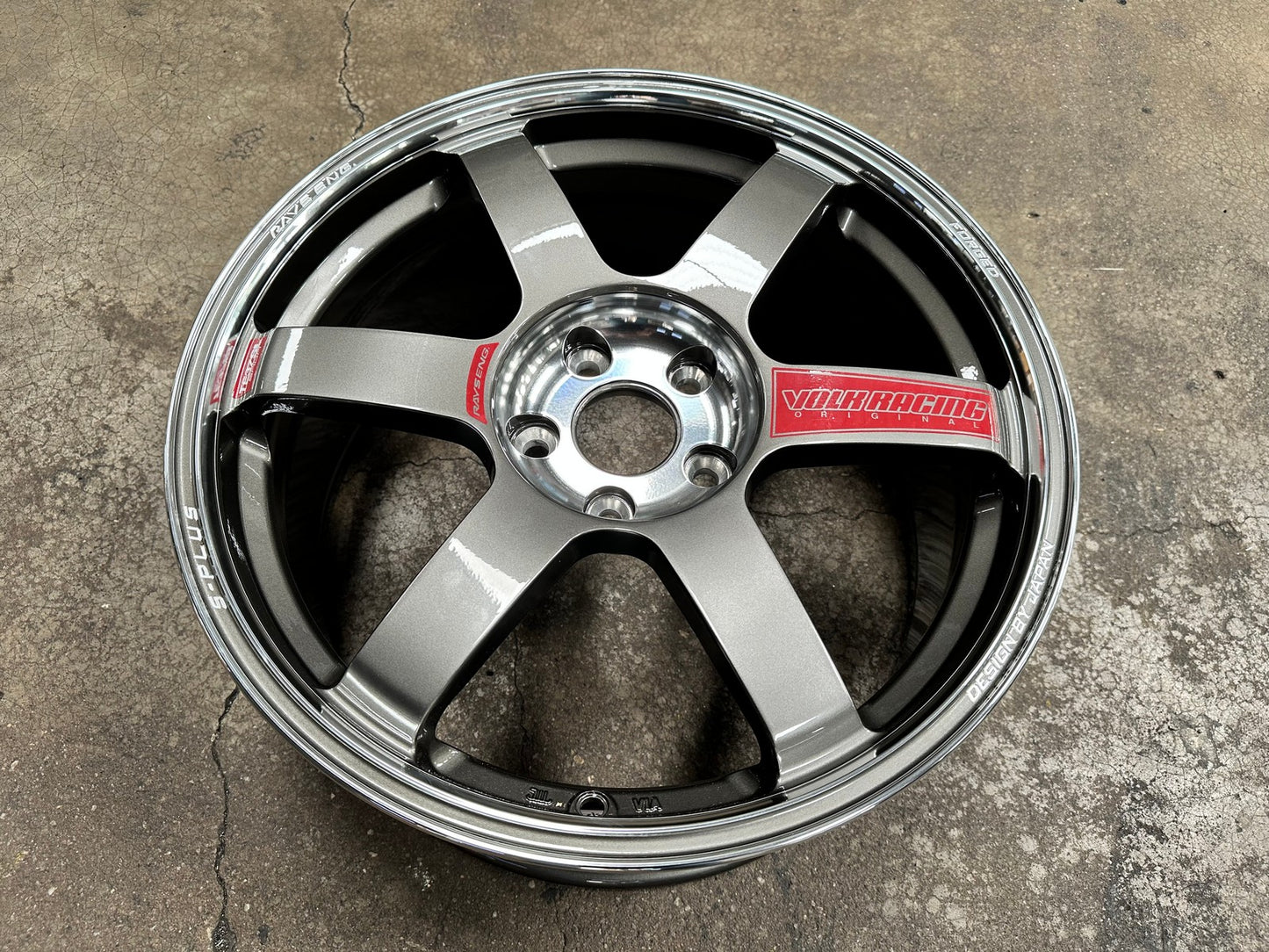 New 18X8.5 ET42 AOW Flow Formed TE37 SAGA Rim (4 wheel) Gloss Gunmetal 5X112