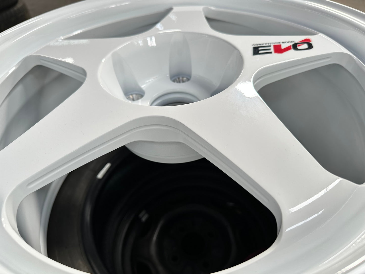 New 18X9.5 ET44 AOW Flow Formed Evo Rim (4 wheel) Gloss White 5X120