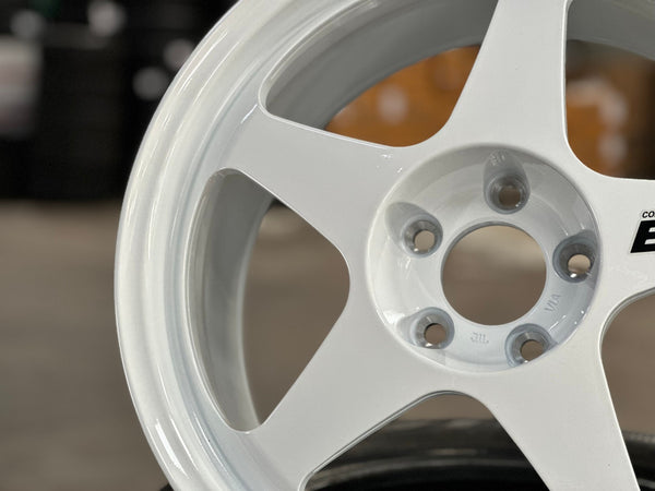 New 18X8.5 ET35 AOW Flow Formed Evo Rim (4 wheel) Gloss White 5X114.3