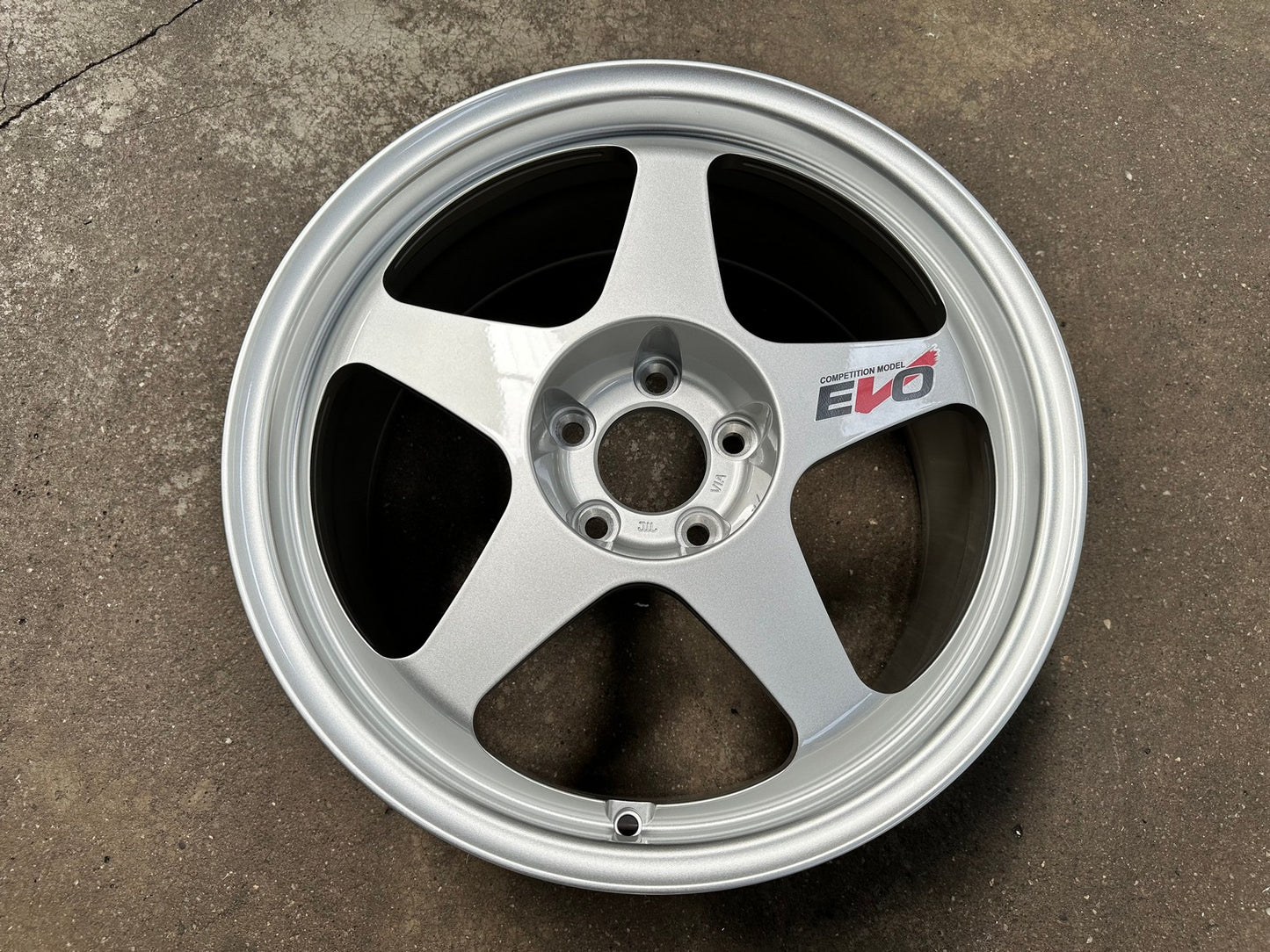 New 18X8.5 ET35 AOW Flow Formed Spoon Rim (4 wheel) Gloss Silver 5X114.3