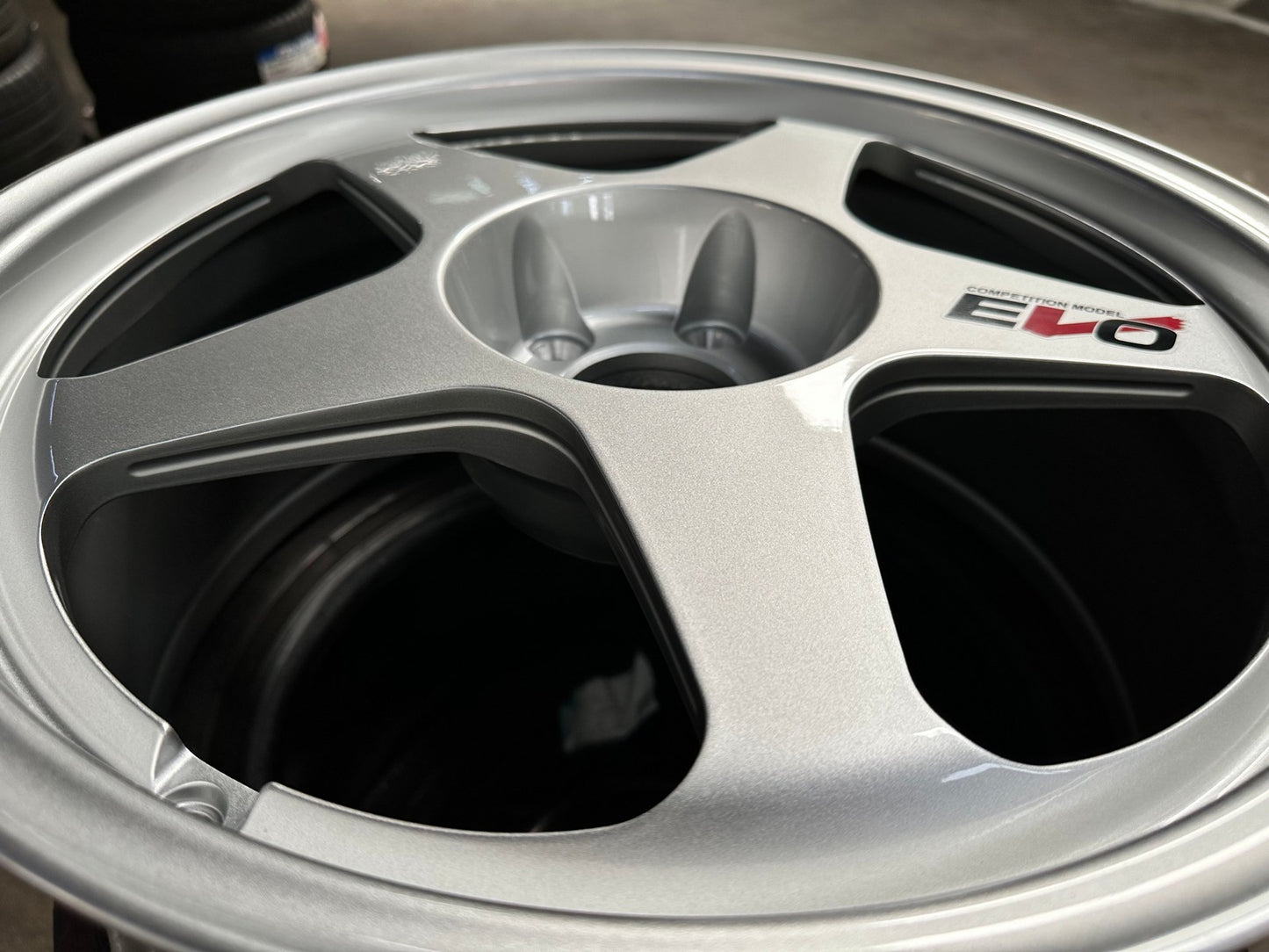 New 18X8.5 ET35 AOW Flow Formed Evo Rim (4 wheel) Gloss Silver 5X114.3