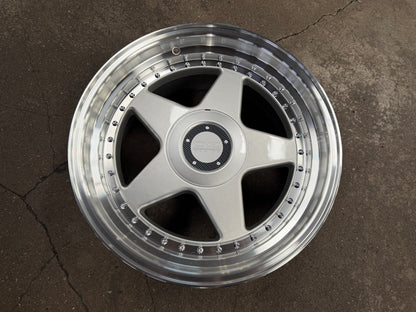 New 17X8.5 ET15 OZ Futura Classic Design Rim (4 wheel) Gloss Silver 5X114.3