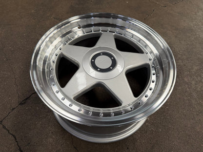 New 17X8.5 ET15 OZ Futura Classic Design Rim (4 wheel) Gloss Silver 5X114.3