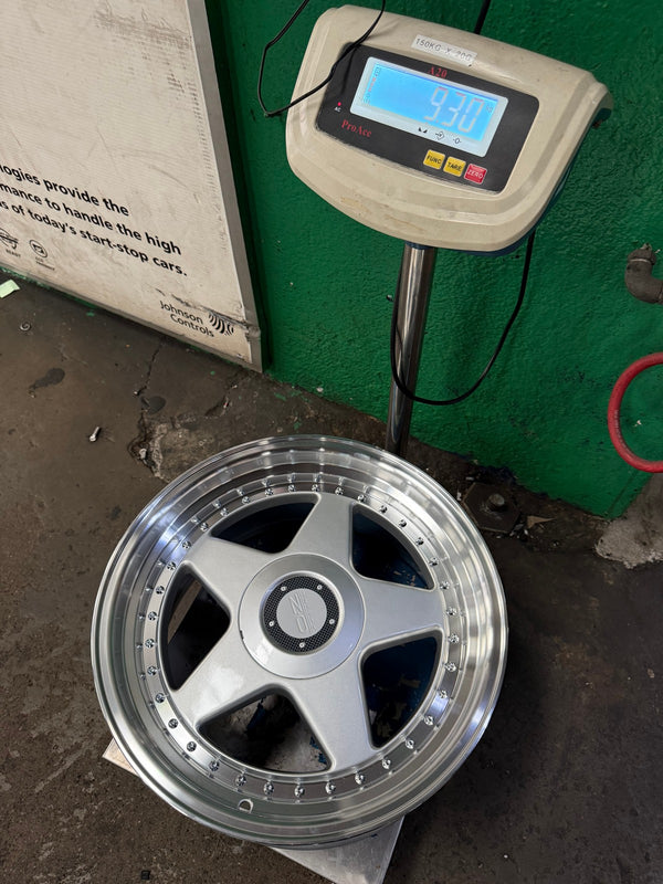 New 17X8.5 ET15 OZ Futura Classic Design Rim (4 wheel) Gloss Silver 5X120