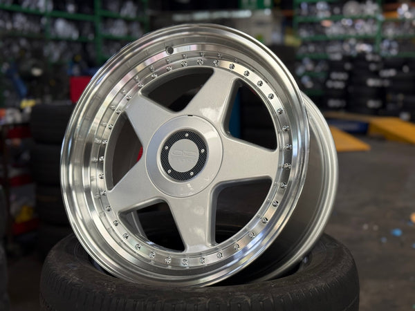 New 17X8.5 ET32 OZ Futura Classic Design Rim (4 wheel) Gloss Silver 5X114.3