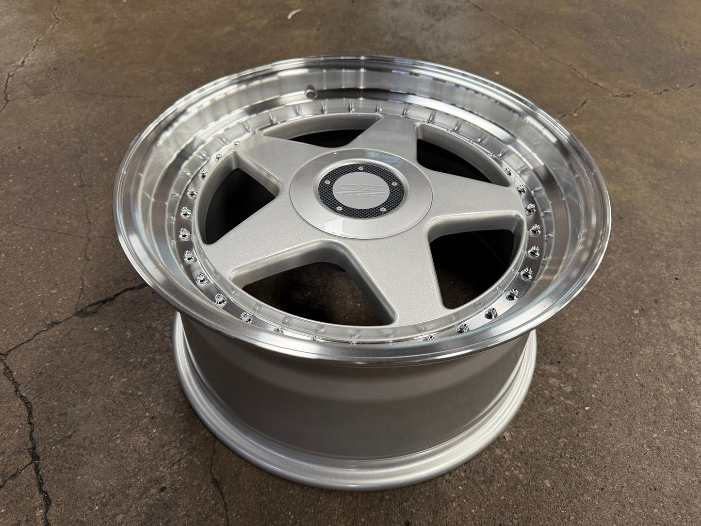 New 17X8.5 ET32 OZ Futura Classic Design Rim (4 wheel) Gloss Silver 5X112