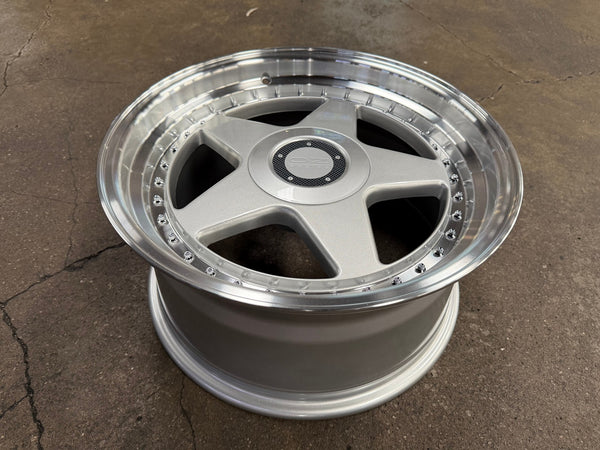 New 17X8.5 ET32 OZ Futura Classic Design Rim (4 wheel) Gloss Silver 5X120