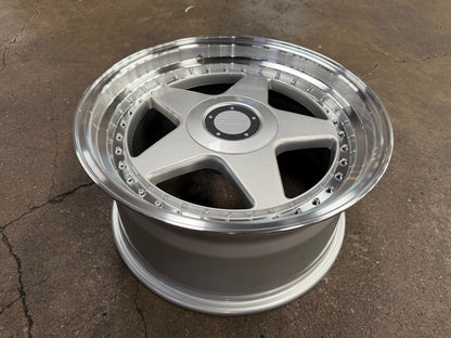 New 17X8.5 ET32 OZ Futura Classic Design Rim (4 wheel) Gloss Silver 5X114.3