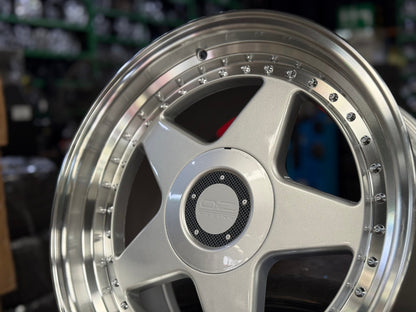 New 17X8.5 ET32 OZ Futura Classic Design Rim (4 wheel) Gloss Silver 5X120