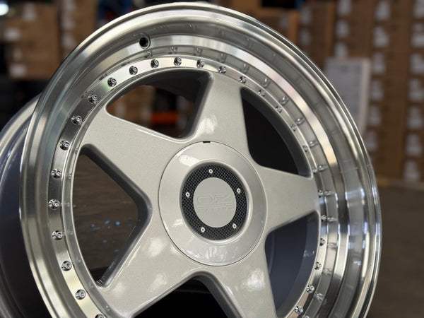 New 17X8.5 ET32 OZ Futura Classic Design Rim (4 wheel) Gloss Silver 5X114.3