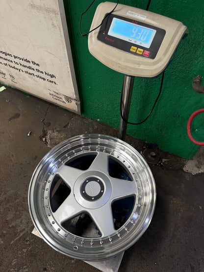 New 17X8.5 ET32 OZ Futura Classic Design Rim (4 wheel) Gloss Silver 5X114.3