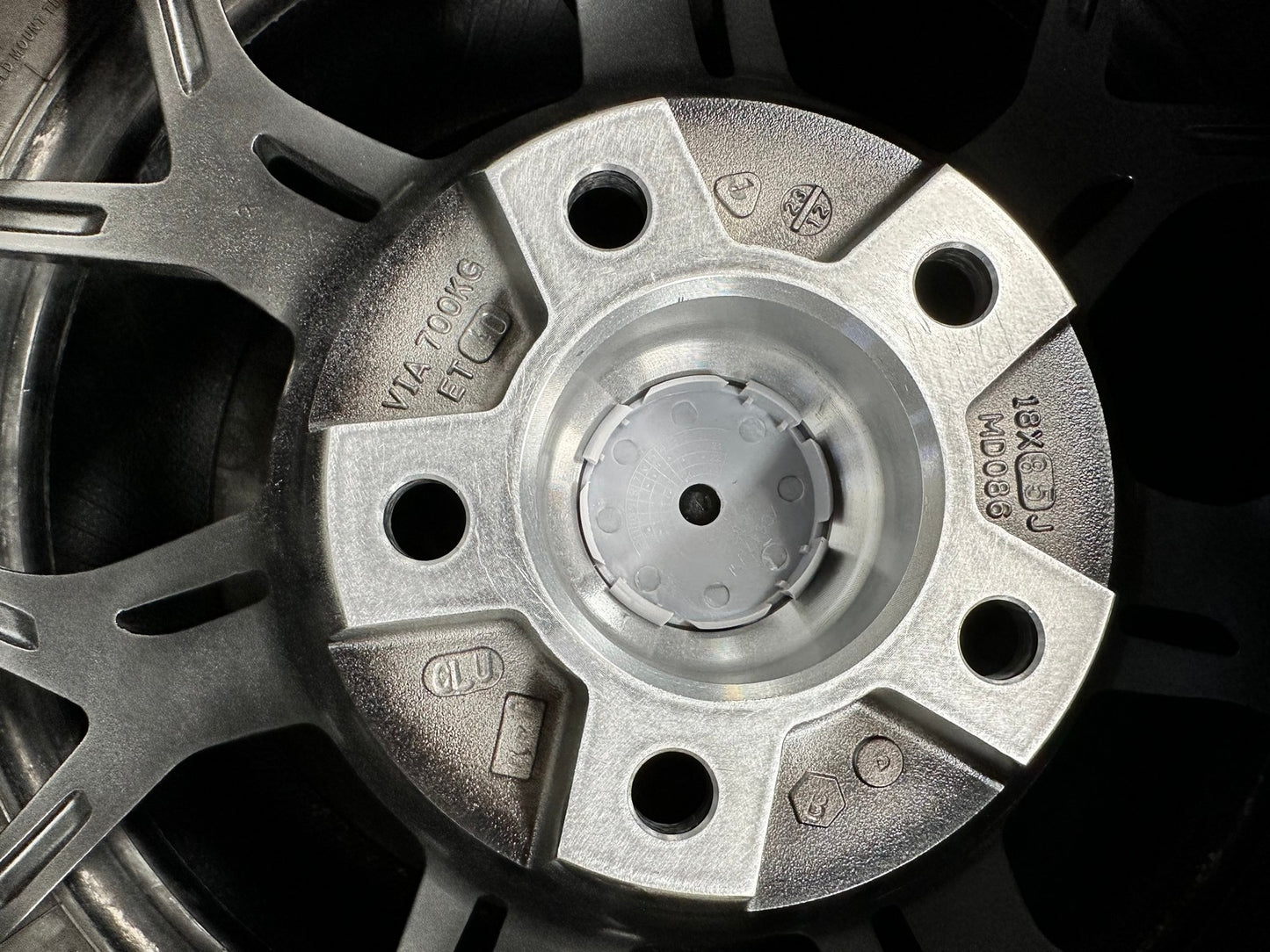 New 18X8.5 ET40 Advanti Asphalt Rim (4 wheel) Gloss Silver 5X114.3