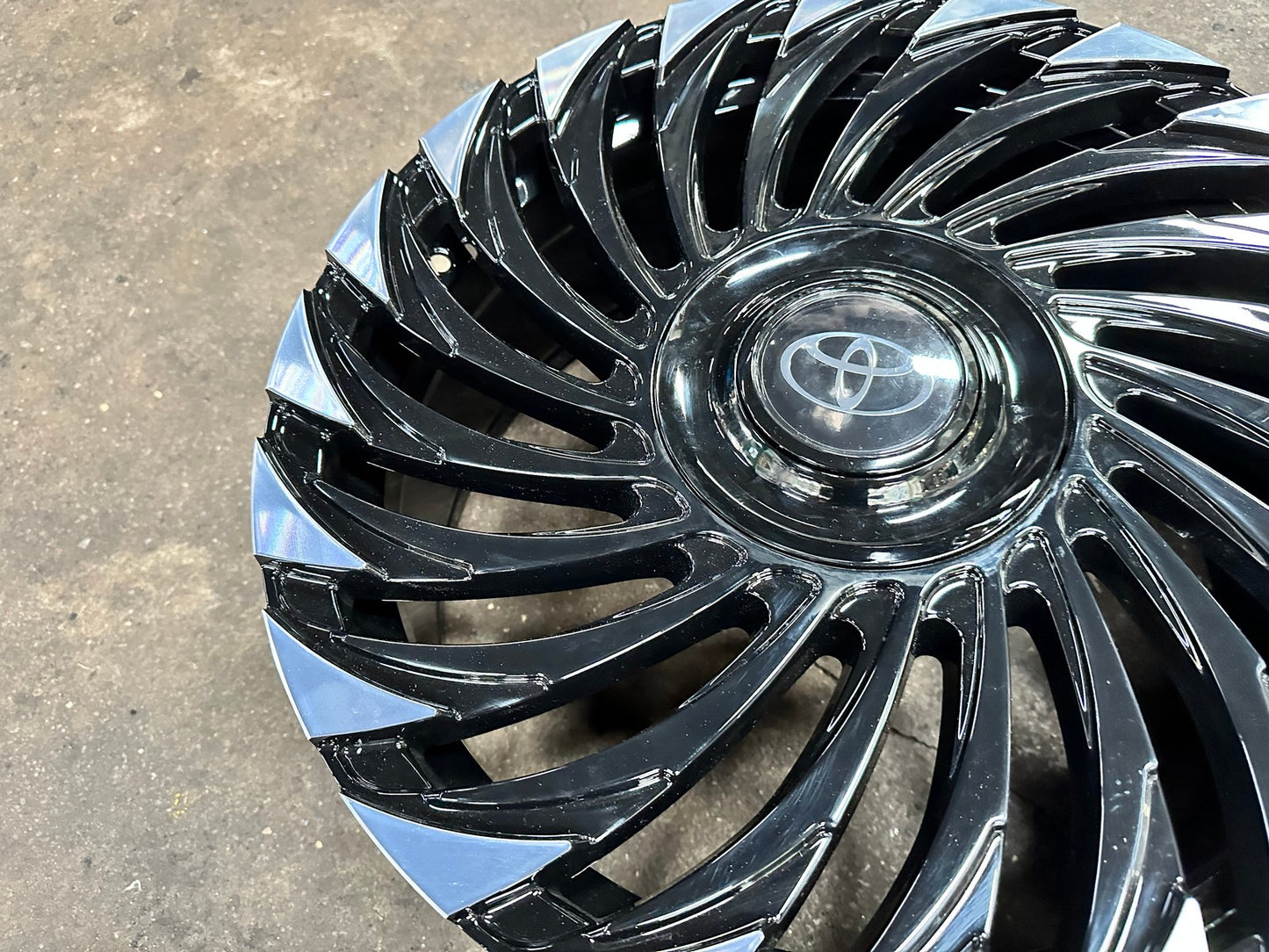 New 20X8.5 ET40 Land Cruiser Design Rim (4 wheel) Gloss Black 5X150