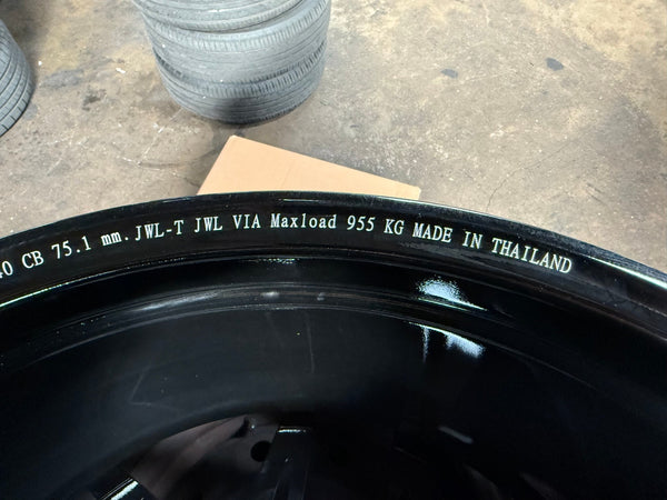 New 18X8.5 ET40 W2 Rim (4 wheel) Gloss Black 6X130