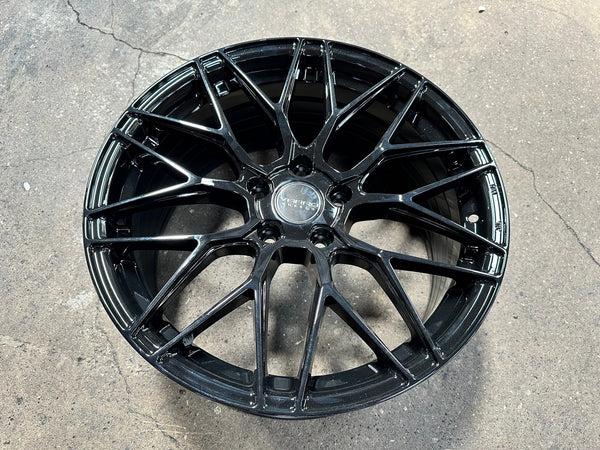 New 18X8.5 ET43 Varro VD06X Rim (4 wheel) Gloss Black 5X114.3