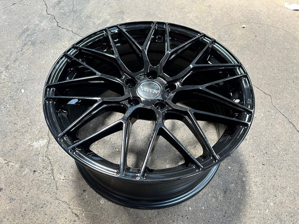 New 18X8.5 ET43 Varro VD06X Rim (4 wheel) Gloss Black 5X114.3