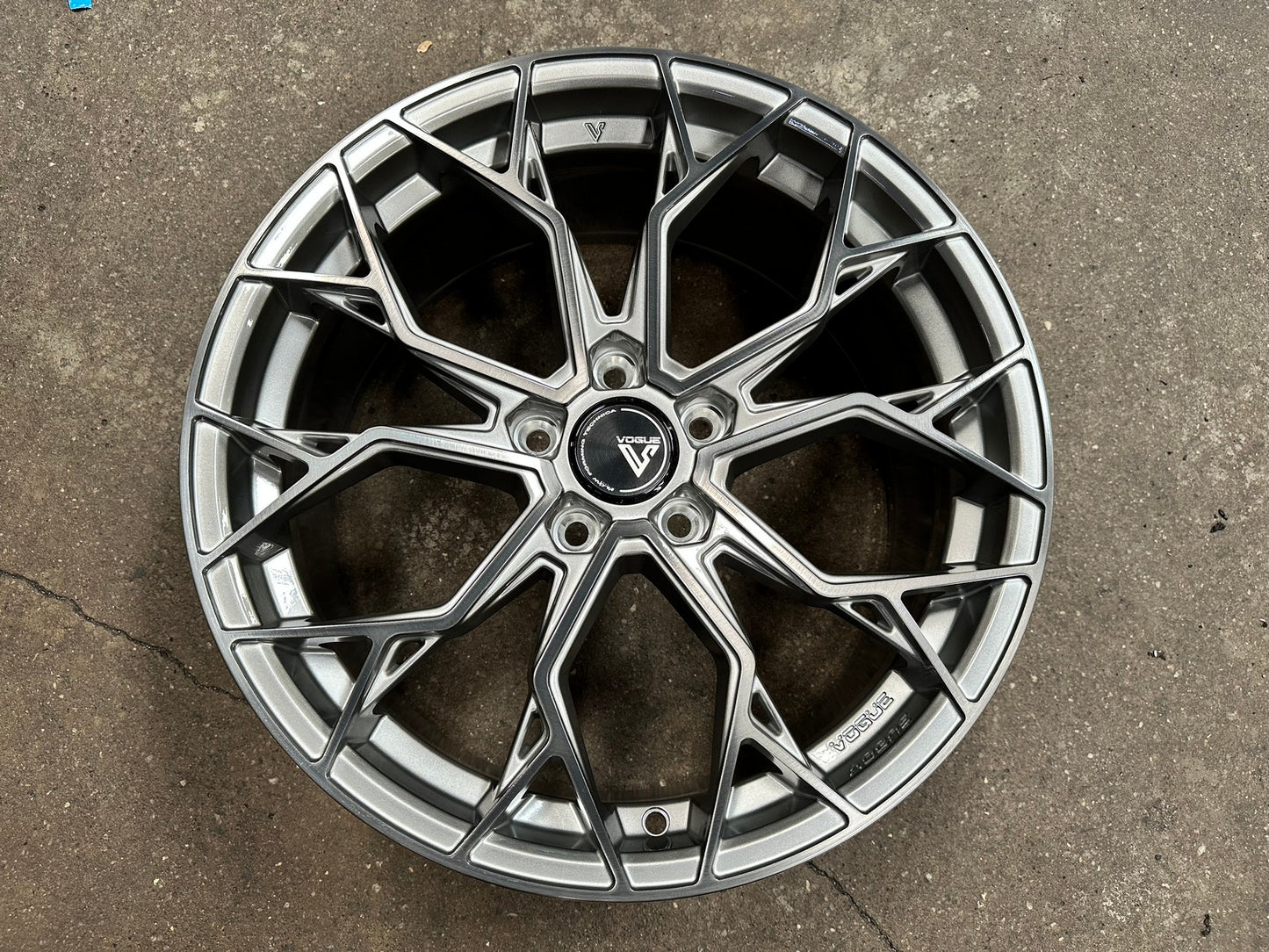 New 18X8.5 ET42 Vogue F01 Rim (4 wheel) Gloss Silver 5X114.3