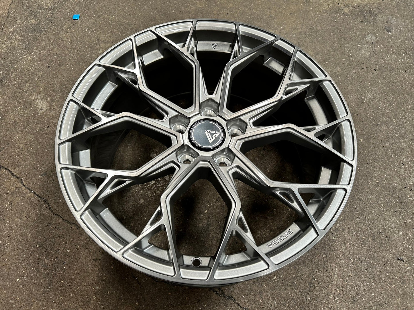 New 18X8.5 ET42 Vogue F01 Rim (4 wheel) Gloss Silver 5X112