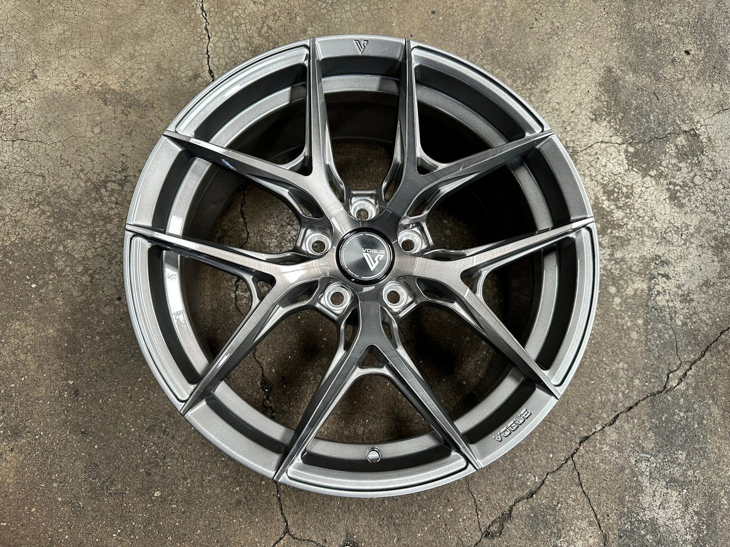 New 18X8.5 ET42 Vogue F02 Rim (4 wheel) Gloss Silver 5X114.3