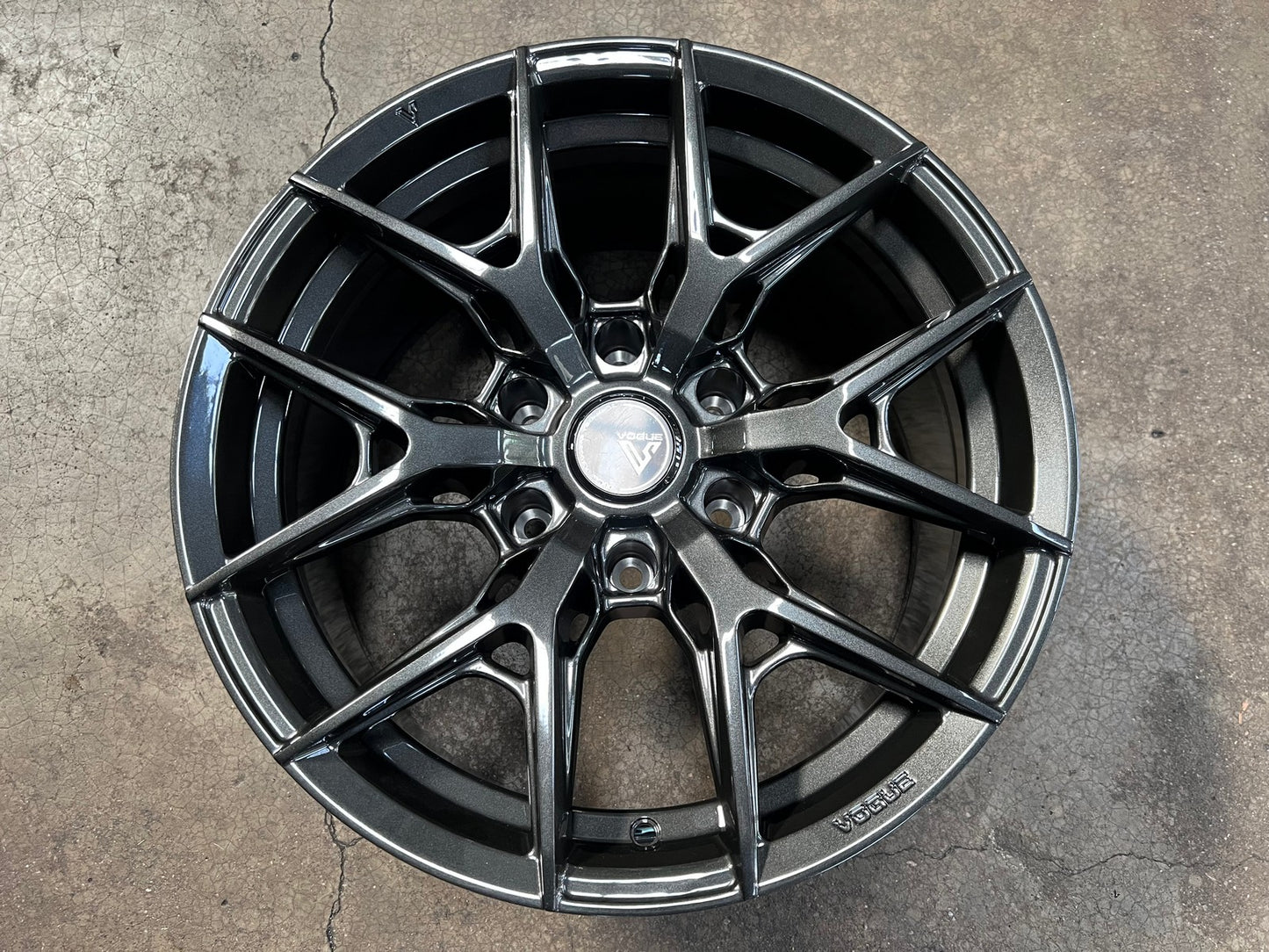 New 18X9 ET15 Vogue F02 Rim (4 wheel) Gloss Gunmetal 6X139.7