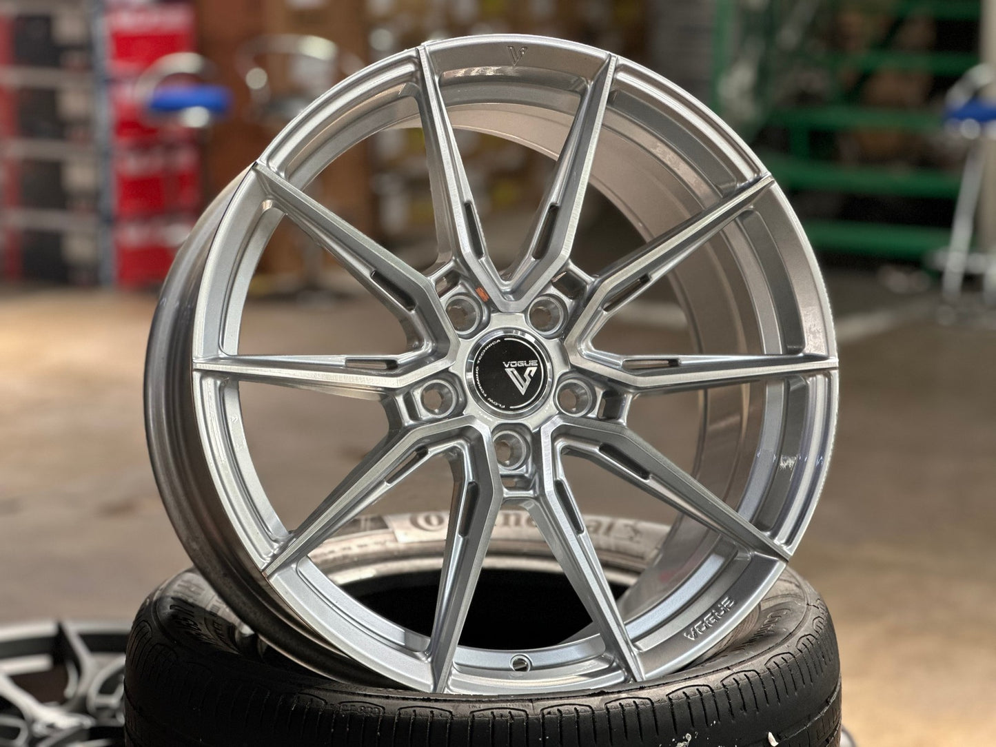 New 18X8.5 ET42 Vogue F06 Rim (4 wheel) Gloss Silver 5X114.3