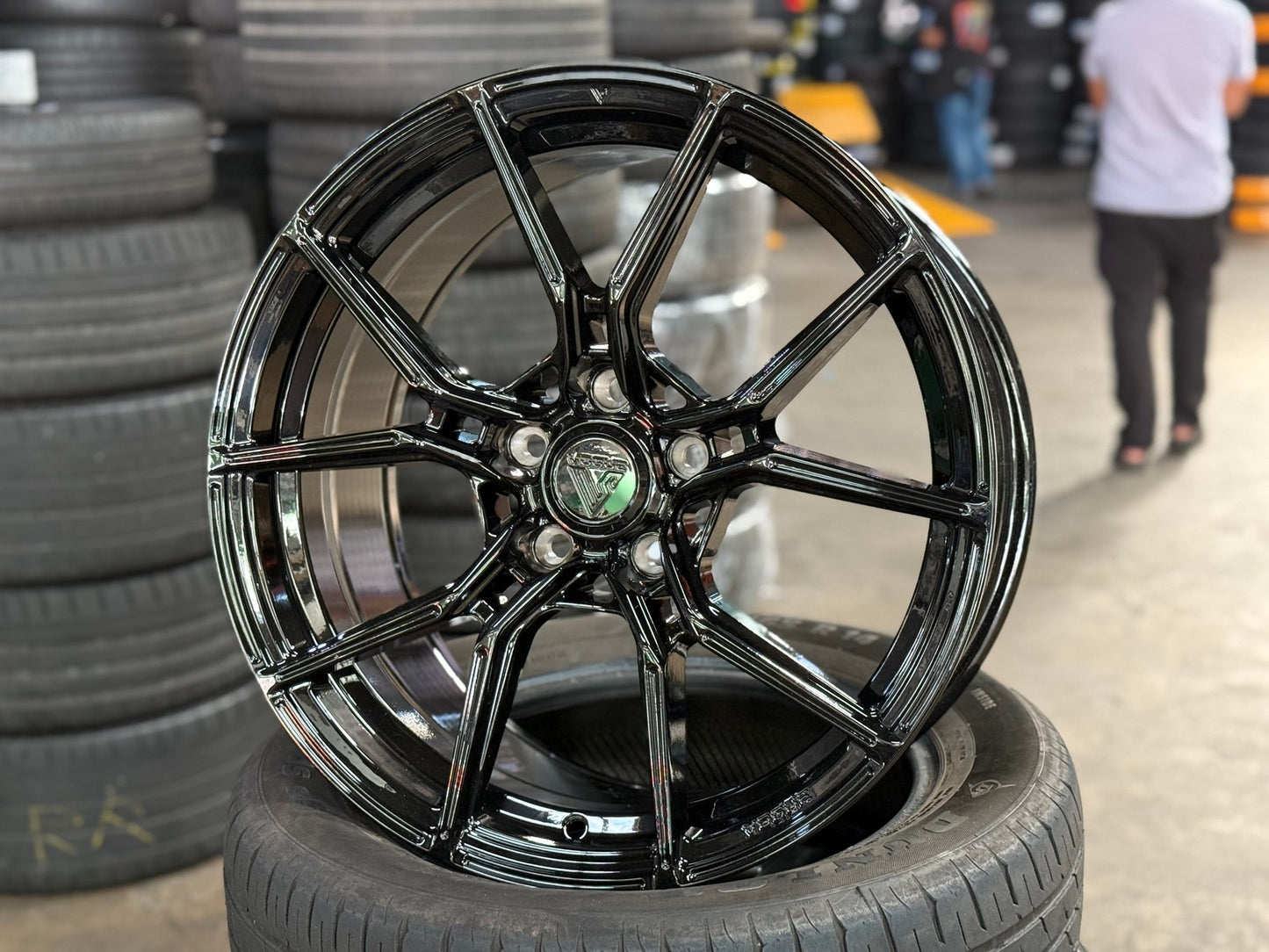 New 18X8.5 ET40 Vogue VWF168 Rim (4 wheel) Gloss Black 5X112